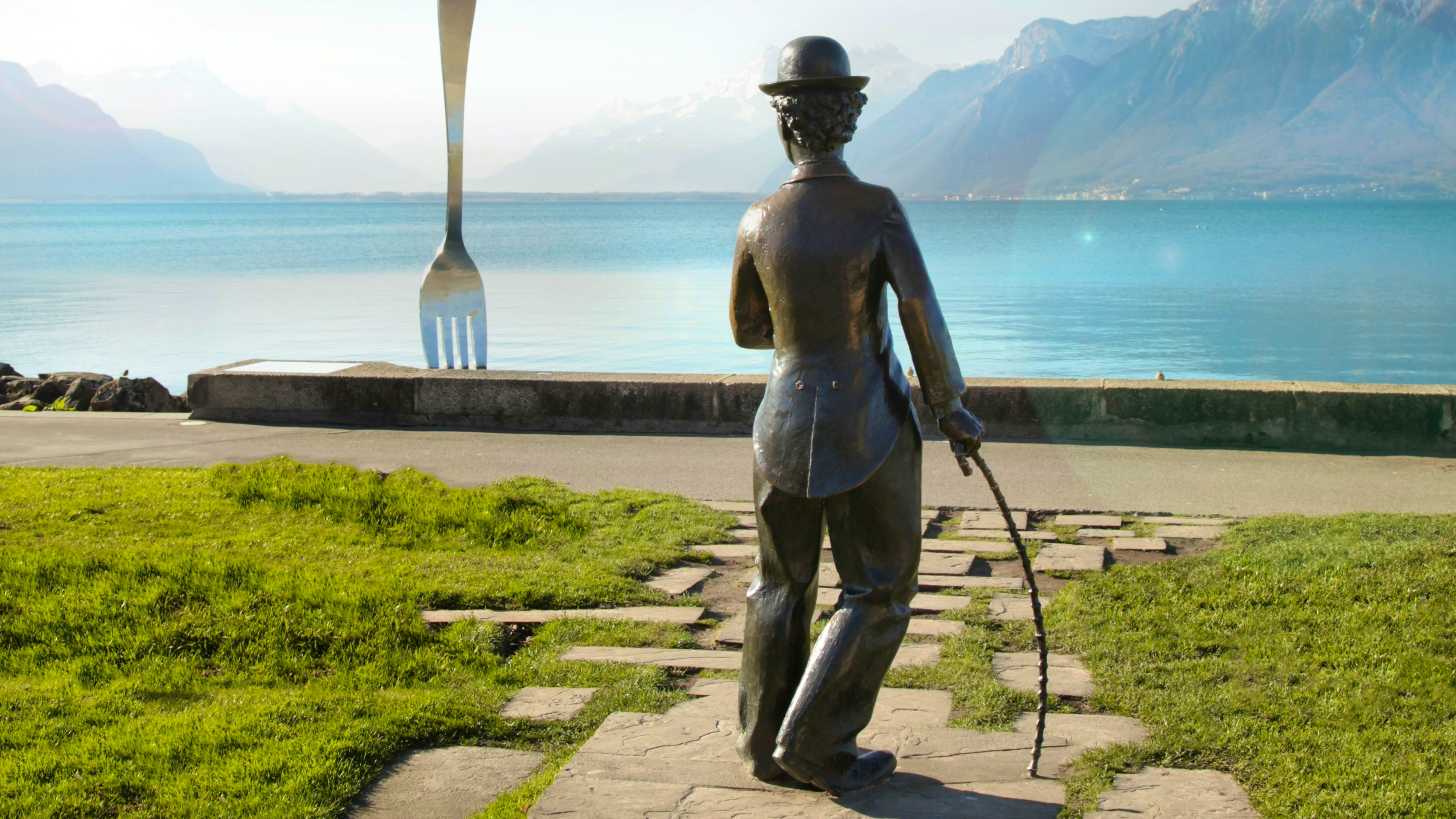 Eine in den See gestochene Gabel und die Rückansicht der Chaplin-Statue sind von der Promenade aus zu sehen.