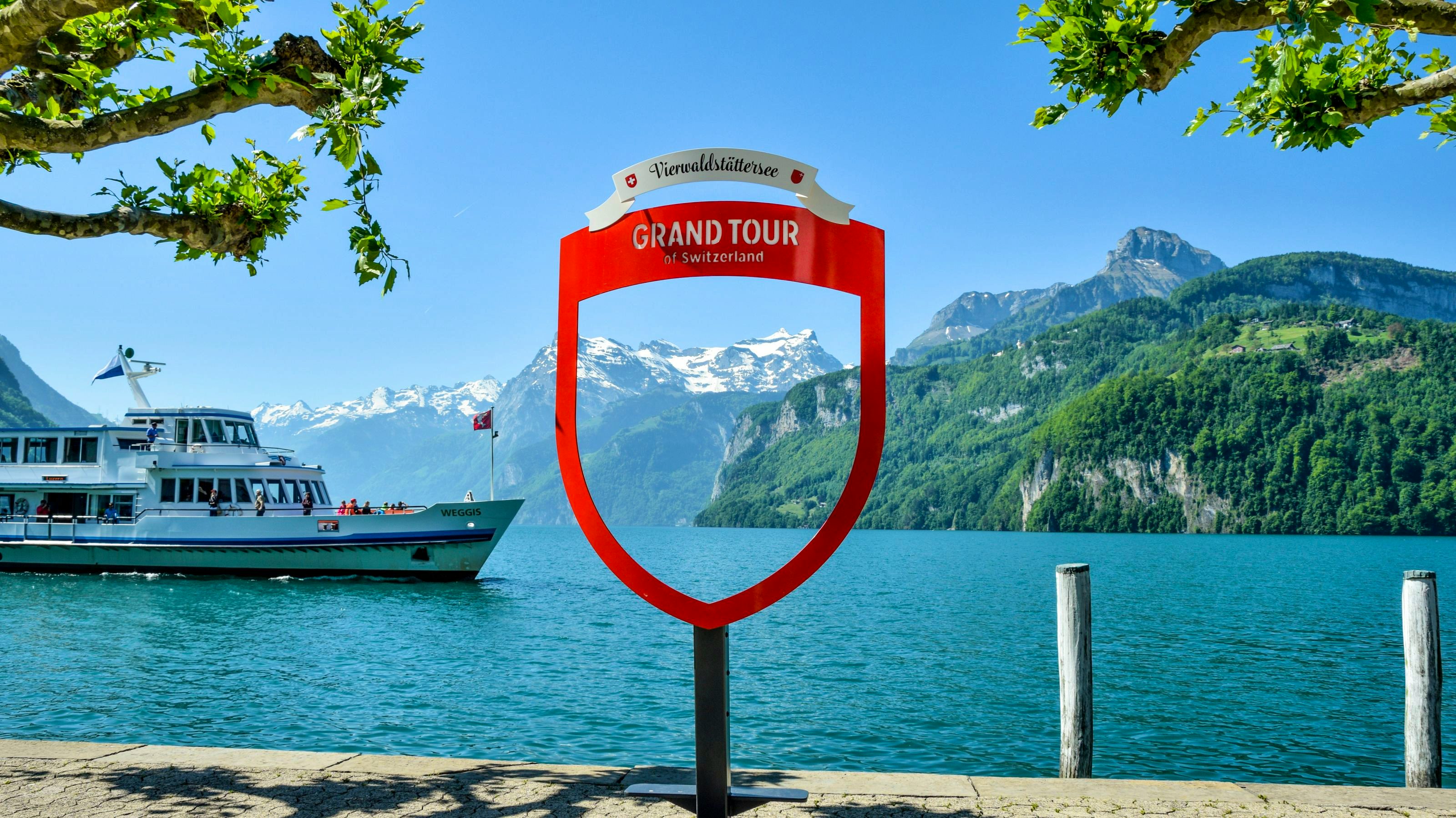 Personenschiff fährt vor der Promenade in Brunnen vorbei.