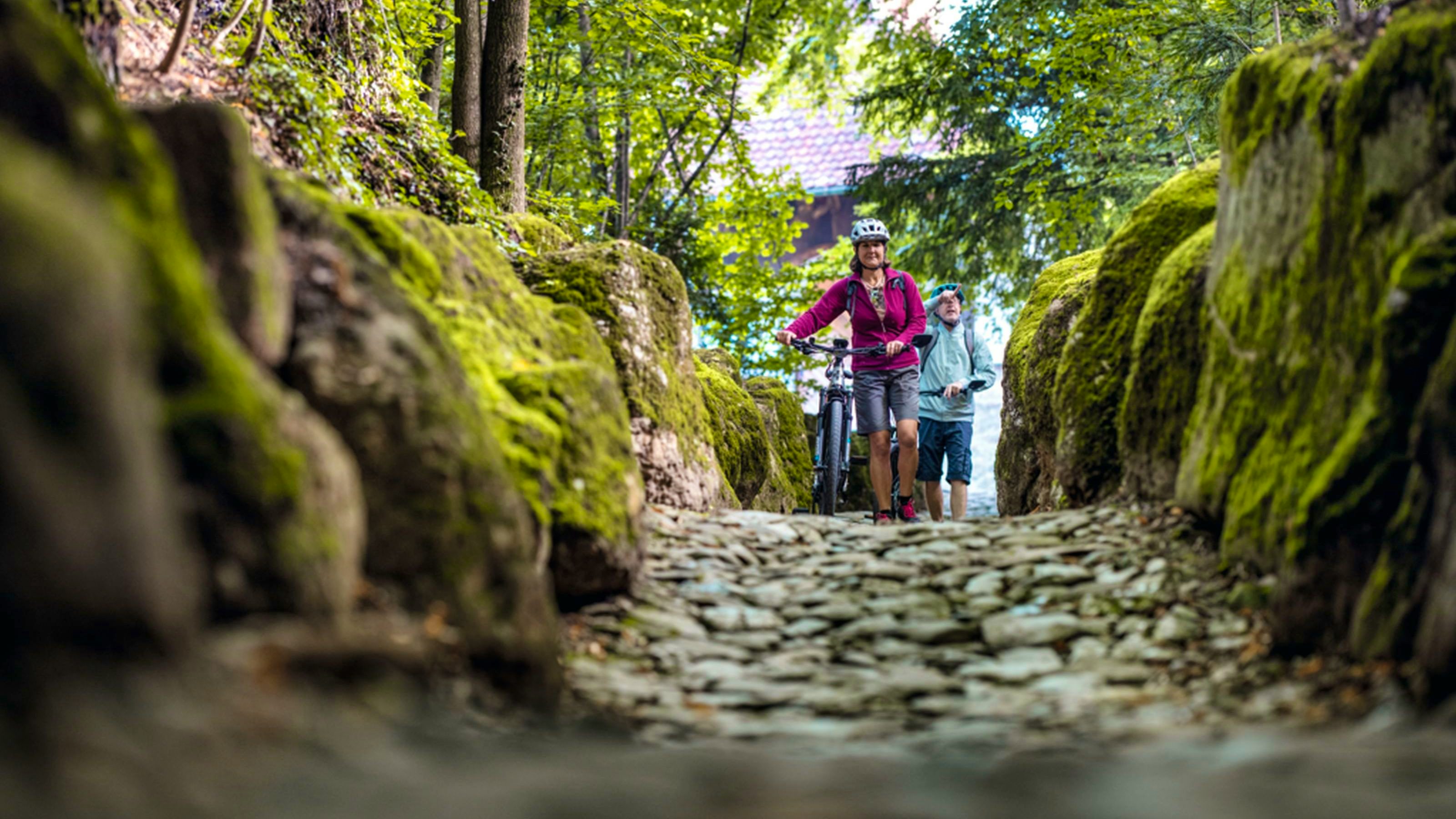 Zwei Personen gehen durch die schmale «Hohle Gasse».