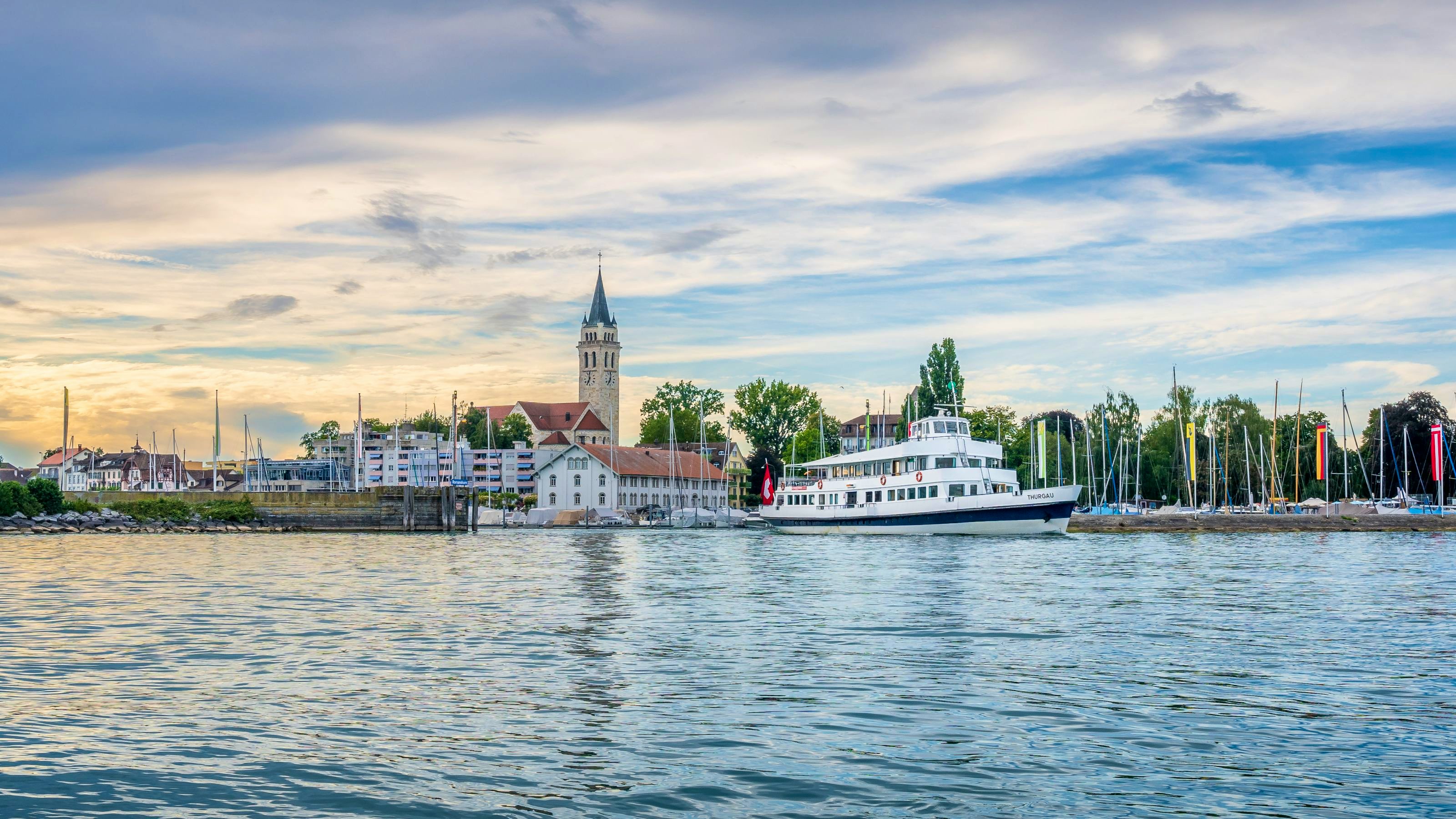 Der Hafen am Seeufer mit Romanshorn im Hintergrund.